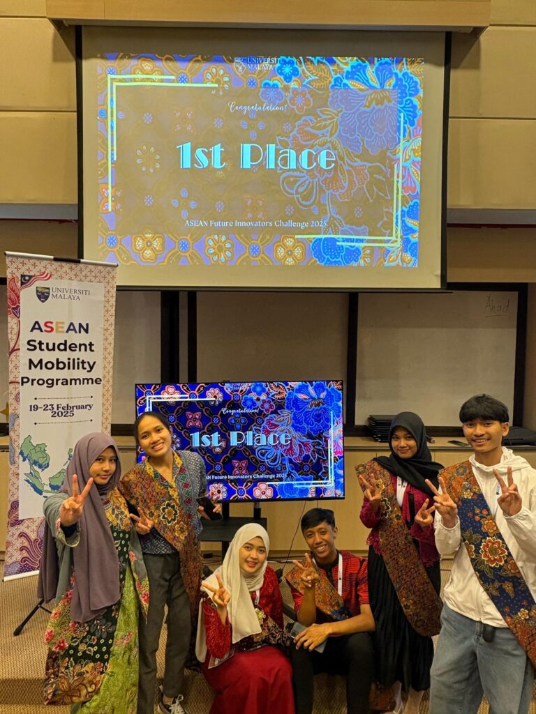 Dinda kedua dari kanan foto ini